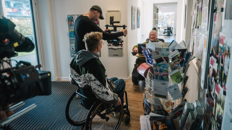 Dennis Sonne a.k.a. Sittin Bull' beim Videodreh im EUTB®-Angebot Lebens(t)raum Münster